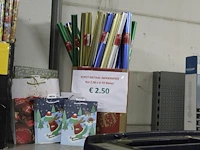 Inpakpapier kerst metaal in verschillende kleuren circa 34 rollen en ca. 12 kersttasjes - afbeelding 1 van  2