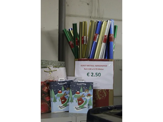 Inpakpapier kerst metaal in verschillende kleuren circa 34 rollen en ca. 12 kersttasjes - afbeelding 2 van  2