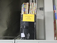 Inpakpapier sint in verschillende uitvoeringen. ca. 50 rollen in doos - afbeelding 1 van  2