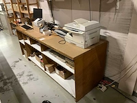 Inpaktafel met verzendmateriaal