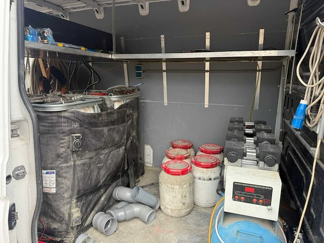 Inrichting werkbus t.b.v. isoleren. bestaande uit: toolmania lh5002 compressor, spuitslangen, pompen en regelaars - afbeelding 1 van  9