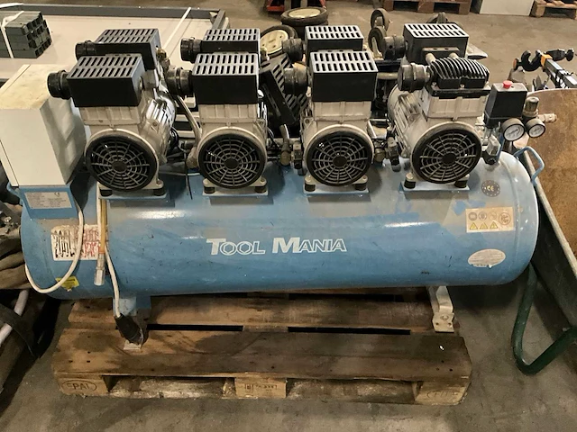 Inrichting werkbus t.b.v. isoleren. bestaande uit: toolmania lh5002 compressor, spuitslangen, pompen en regelaars - afbeelding 2 van  9