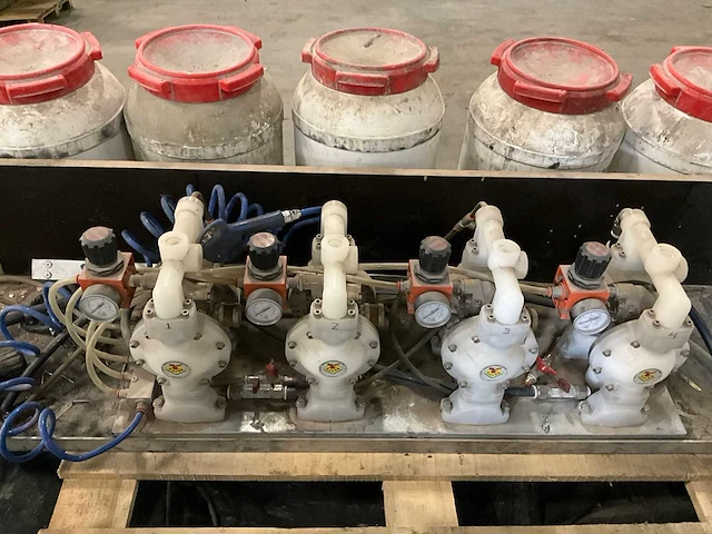 Inrichting werkbus t.b.v. isoleren. bestaande uit: toolmania lh5002 compressor, spuitslangen, pompen en regelaars - afbeelding 4 van  9