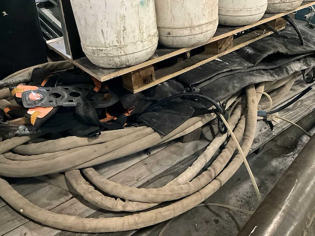Inrichting werkbus t.b.v. isoleren. bestaande uit: toolmania lh5002 compressor, spuitslangen, pompen en regelaars - afbeelding 5 van  9