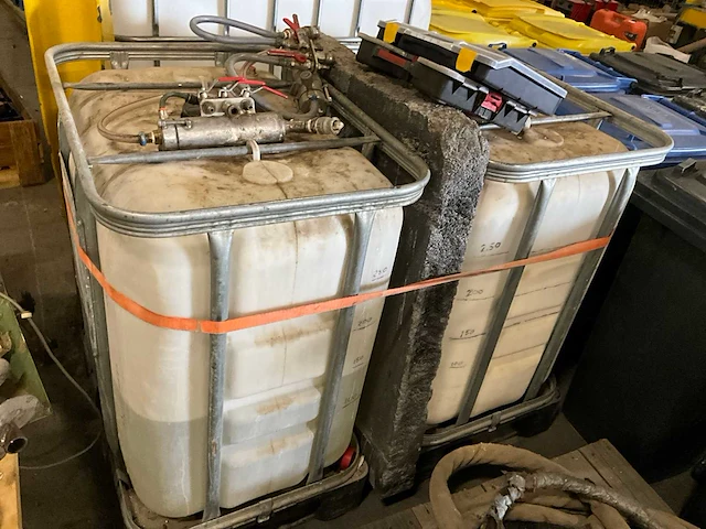 Inrichting werkbus t.b.v. isoleren. bestaande uit: toolmania lh5002 compressor, spuitslangen, pompen en regelaars - afbeelding 6 van  9