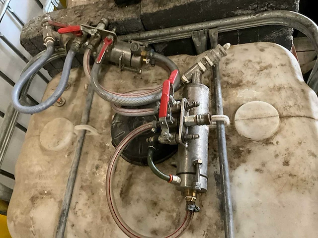 Inrichting werkbus t.b.v. isoleren. bestaande uit: toolmania lh5002 compressor, spuitslangen, pompen en regelaars - afbeelding 7 van  9