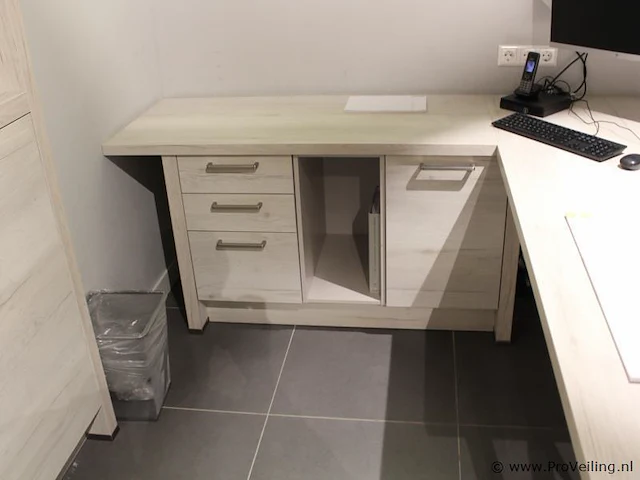 Inrichting werkplek met kastruimte - afbeelding 6 van  12