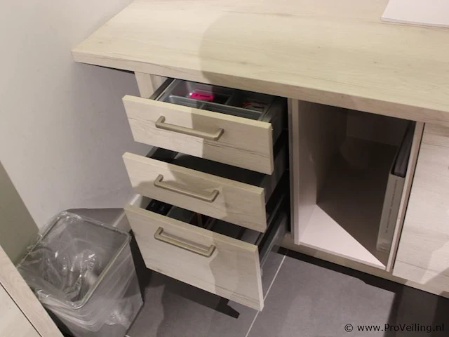 Inrichting werkplek met kastruimte - afbeelding 8 van  12