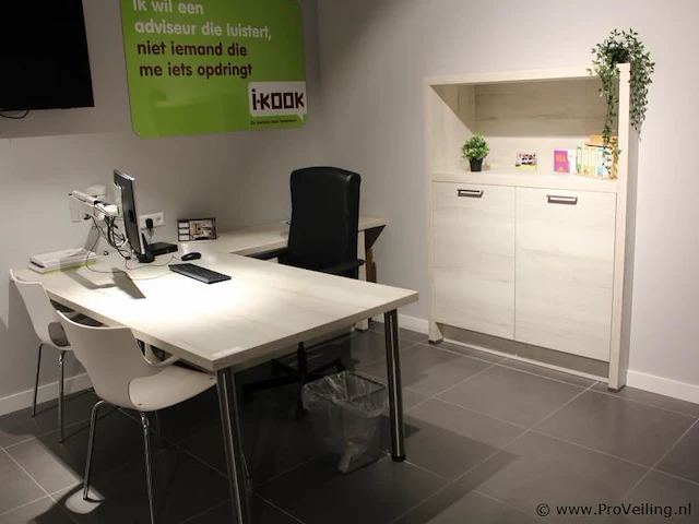 Inrichting werkplek met kastruimte - afbeelding 1 van  11