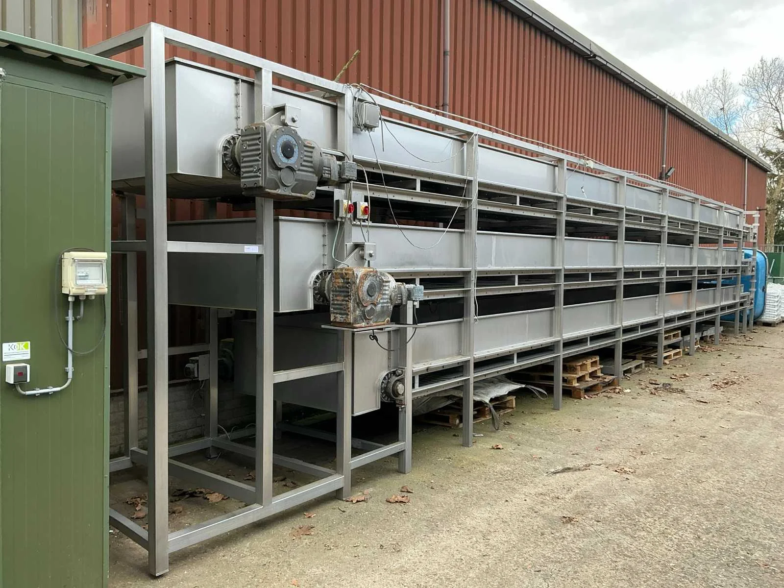 Installatiematerialen, kabels en toebehoren wegens overstock