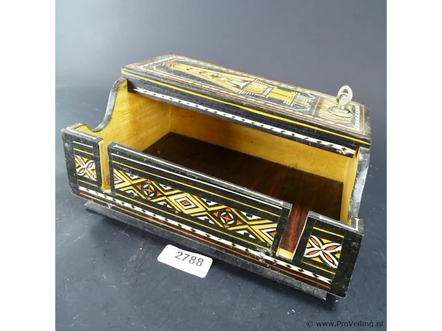 Intarsia houten kist met slot - afbeelding 1 van  5