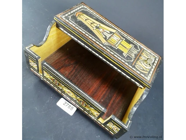 Intarsia houten kist met slot - afbeelding 2 van  5