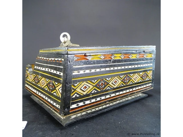 Intarsia houten kist met slot - afbeelding 4 van  5