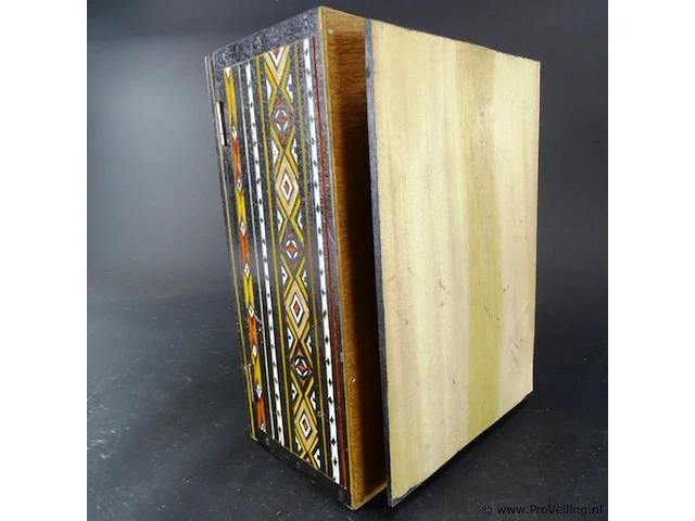 Intarsia houten kist met slot - afbeelding 5 van  5
