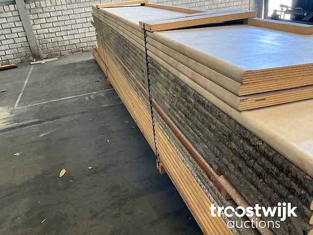 Interblad keukenbladen met een ondergrond van watervast verlijmd multiplex met daarop een harde toplaag van hpl (high pressure laminate) - afbeelding 5 van  9