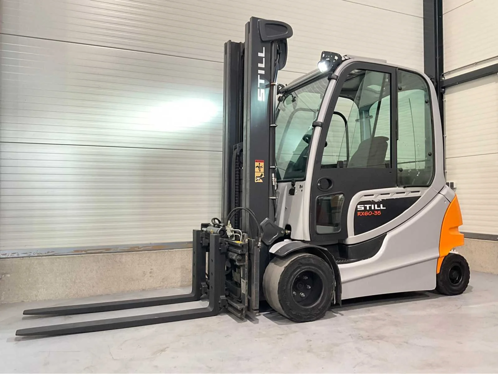 Intern transport materieel , graafmachines en gereedschappen