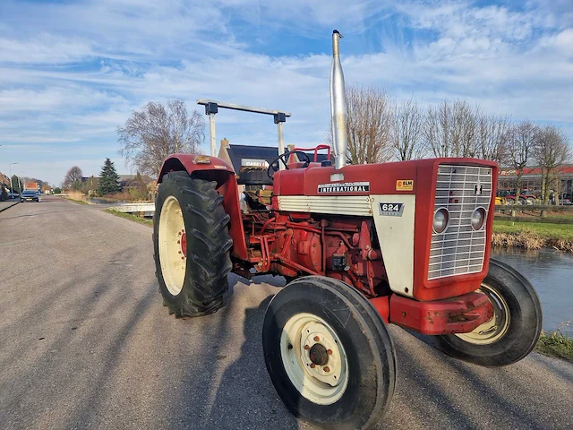International - 624 - tweewielaangedreven landbouwtractor - afbeelding 11 van  17