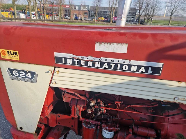 International - 624 - tweewielaangedreven landbouwtractor - afbeelding 15 van  17