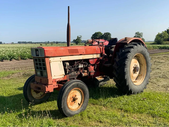International 1046 a oldtimer tractor - afbeelding 1 van  27