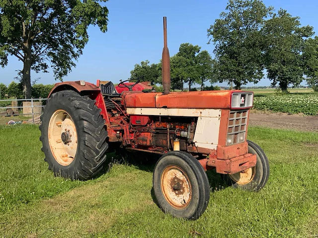 International 1046 a oldtimer tractor - afbeelding 12 van  27