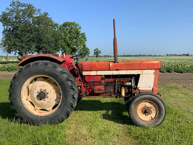 International 1046 a oldtimer tractor - afbeelding 22 van  27