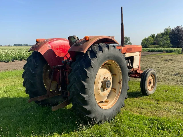 International 1046 a oldtimer tractor - afbeelding 24 van  27
