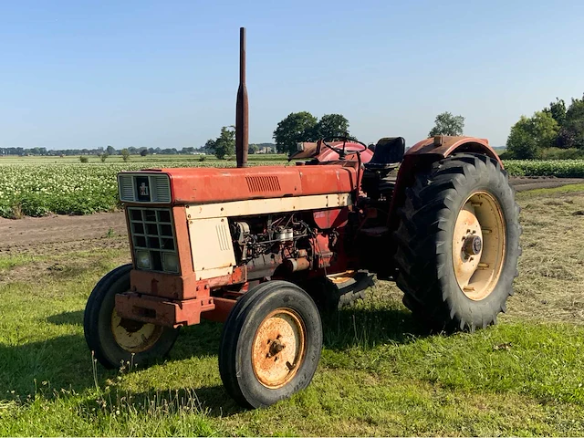 International 1046 a oldtimer tractor - afbeelding 25 van  27
