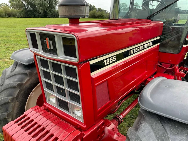 International 1255 vierwielaangedreven landbouwtractor - afbeelding 5 van  46