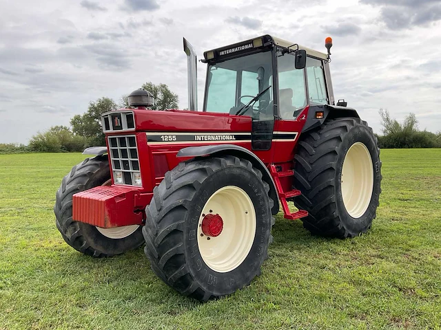 International 1255 vierwielaangedreven landbouwtractor - afbeelding 1 van  46