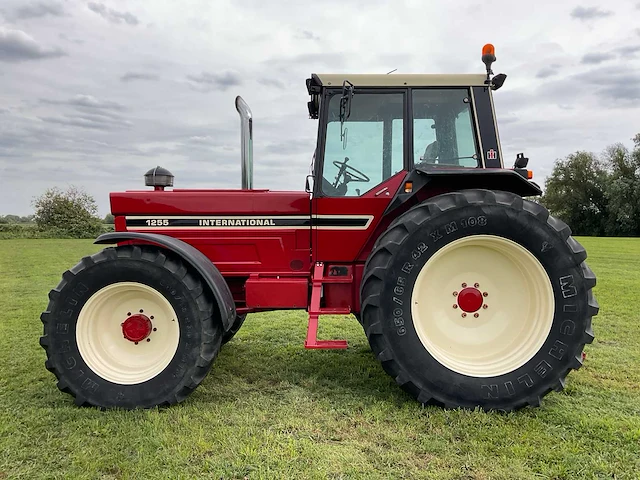 International 1255 vierwielaangedreven landbouwtractor - afbeelding 12 van  46