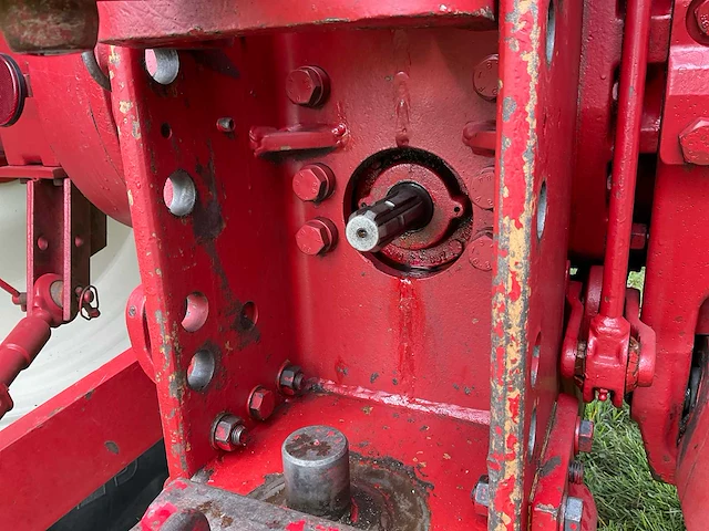 International 1255 vierwielaangedreven landbouwtractor - afbeelding 25 van  46