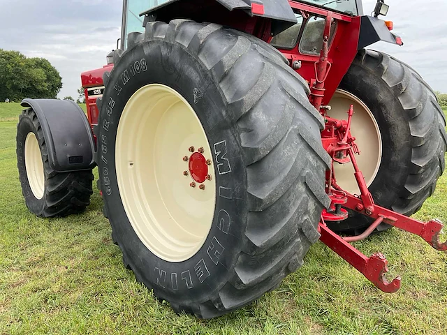 International 1255 vierwielaangedreven landbouwtractor - afbeelding 28 van  46