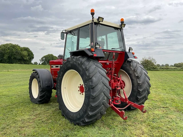 International 1255 vierwielaangedreven landbouwtractor - afbeelding 23 van  46