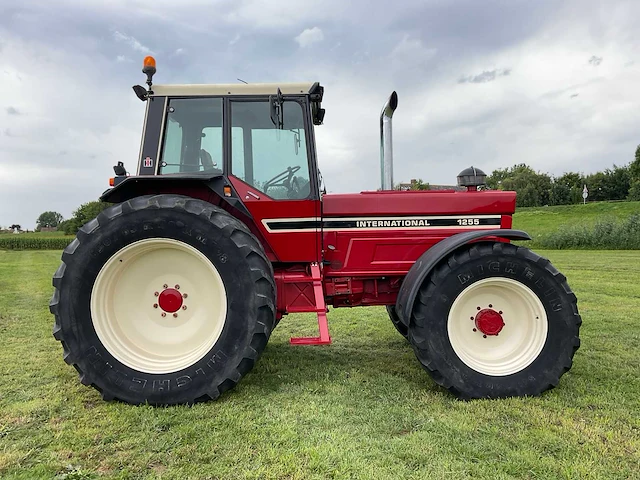 International 1255 vierwielaangedreven landbouwtractor - afbeelding 43 van  46