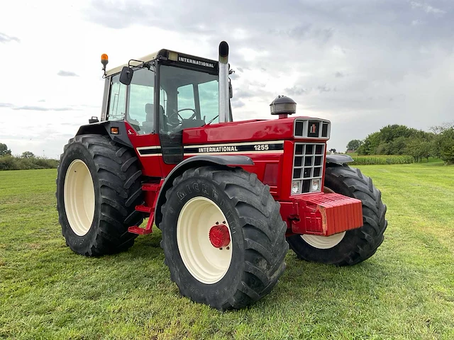 International 1255 vierwielaangedreven landbouwtractor - afbeelding 44 van  46