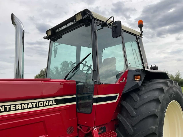 International 1255 vierwielaangedreven landbouwtractor - afbeelding 46 van  46