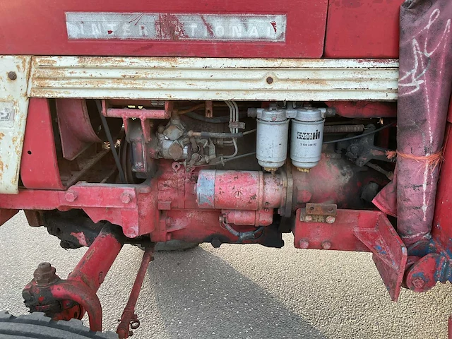 International 353 oldtimer tractor - afbeelding 15 van  16