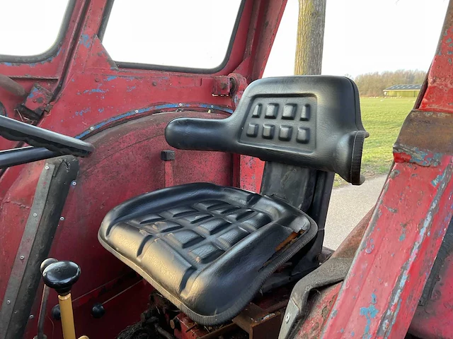 International 353 oldtimer tractor - afbeelding 2 van  16