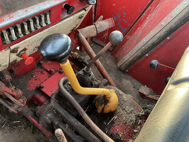 International 353 oldtimer tractor - afbeelding 3 van  16