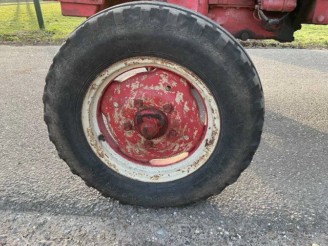 International 353 oldtimer tractor - afbeelding 7 van  16