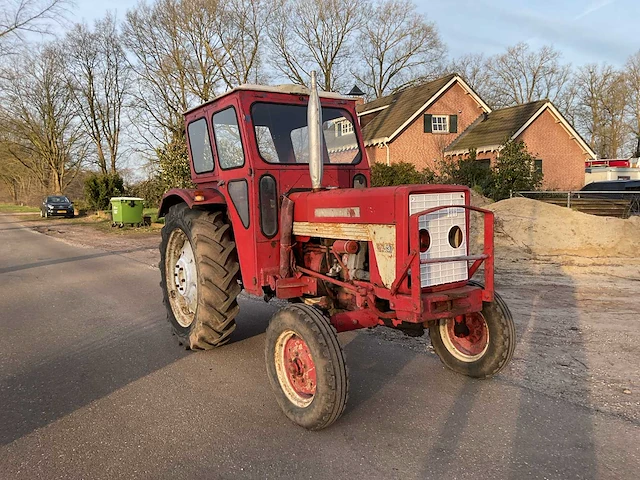 International 353 oldtimer tractor - afbeelding 9 van  16