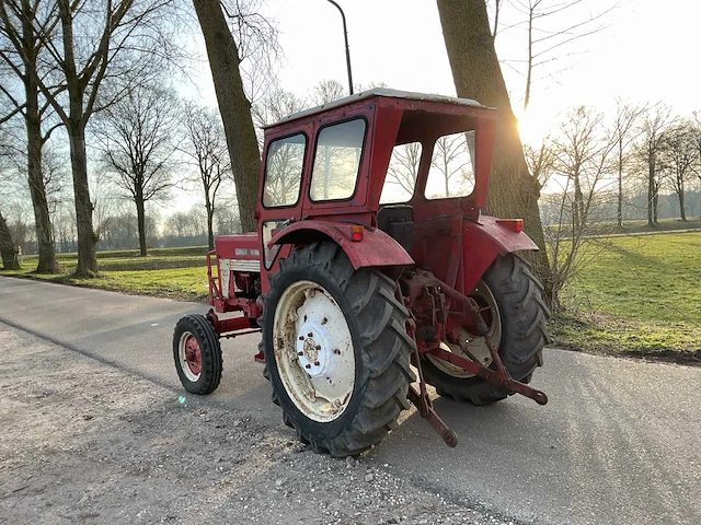 International 353 oldtimer tractor - afbeelding 12 van  16