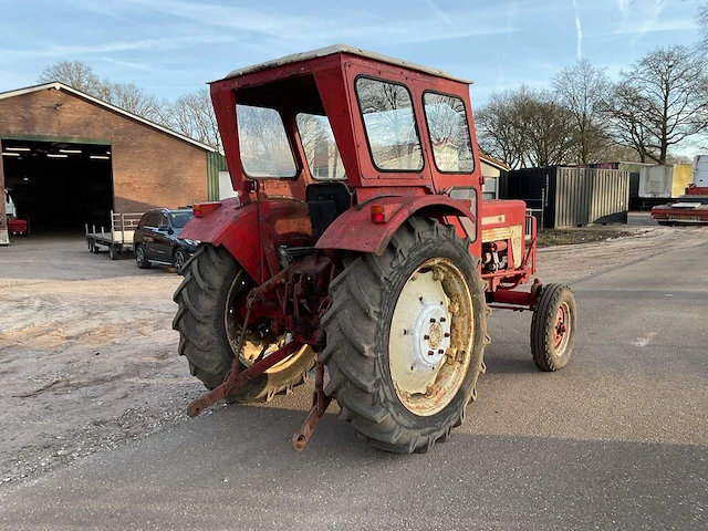 International 353 oldtimer tractor - afbeelding 13 van  16