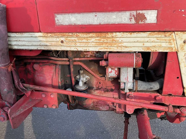 International 353 oldtimer tractor - afbeelding 16 van  16