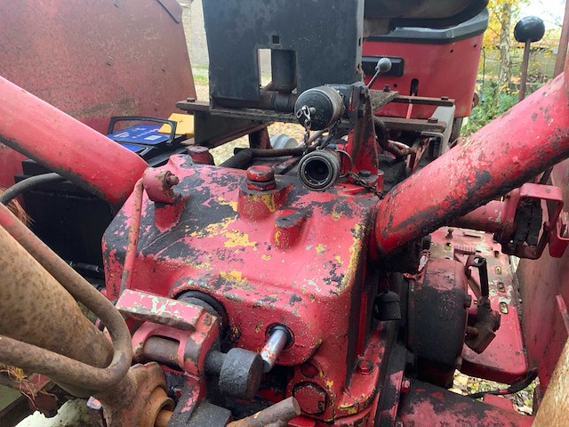 International 383 tweewielaangedreven landbouwtractor - afbeelding 14 van  27