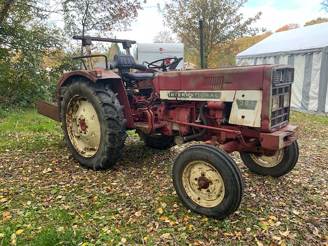 International 383 tweewielaangedreven landbouwtractor - afbeelding 21 van  27