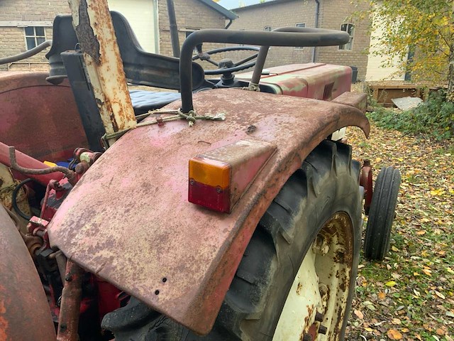 International 383 tweewielaangedreven landbouwtractor - afbeelding 13 van  27