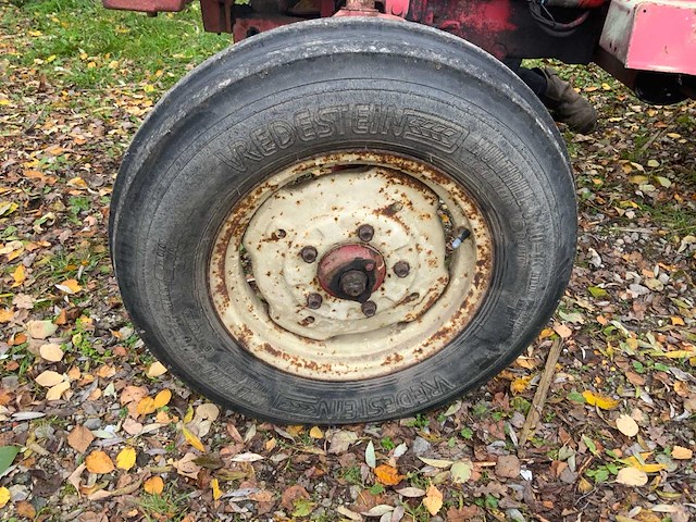 International 383 tweewielaangedreven landbouwtractor - afbeelding 16 van  27