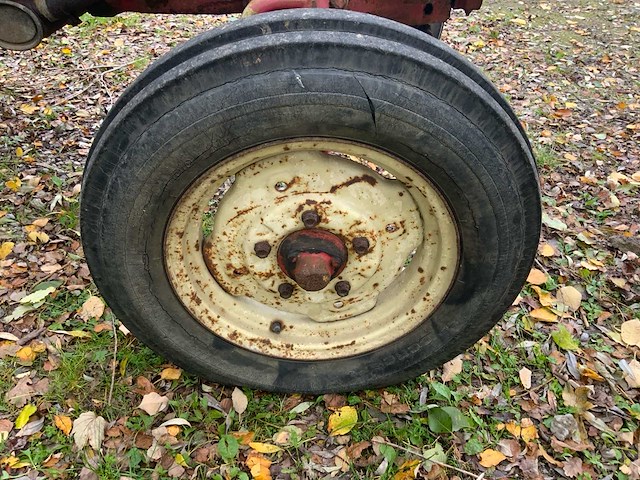 International 383 tweewielaangedreven landbouwtractor - afbeelding 17 van  27