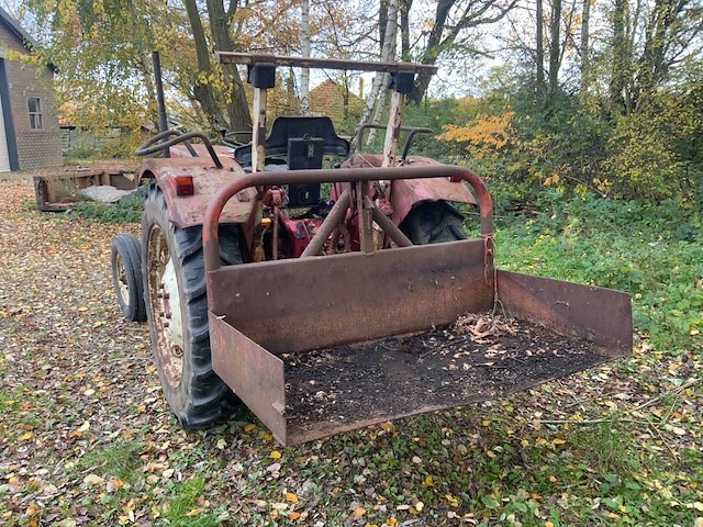 International 383 tweewielaangedreven landbouwtractor - afbeelding 24 van  27